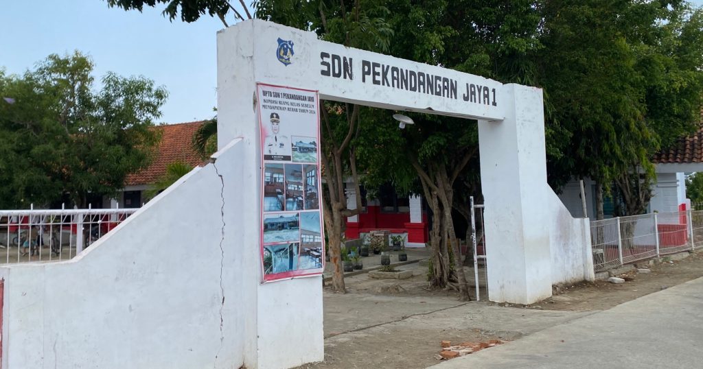 Siswa SDN Pekandangan Jaya 1 Terpaksa Belajar di Luar Ruangan, Terkendala Izin Penggunaan Bangunan Baru