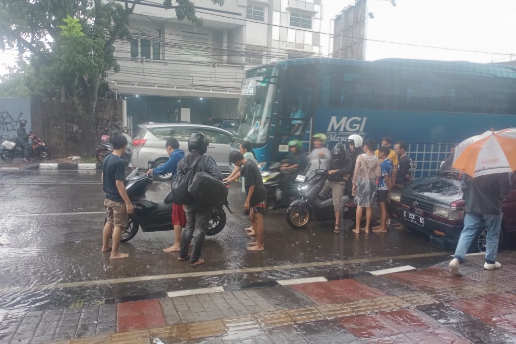 Hujan Deras di Jalan Raya Kopo: Kendaraan Mogok, Macet Parah, dan Anak-Anak Mencari Penghasilan