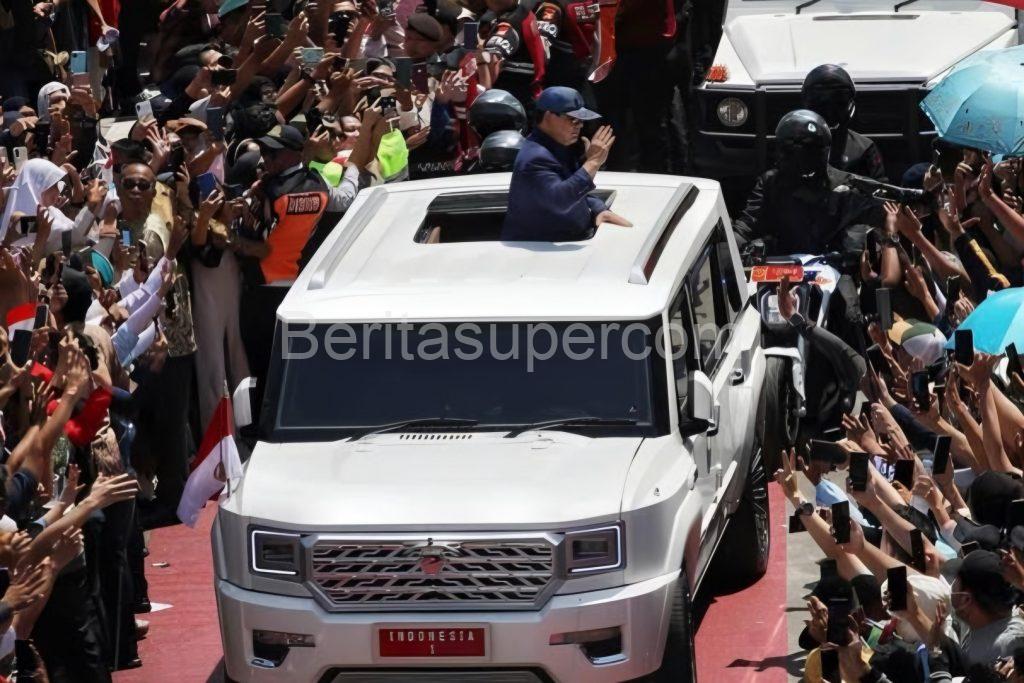 Prabowo Subianto Memukau: Menyapa Warga dengan Garuda Limousine di Rute Ikonis Gedung MPR RI ke Istana Merdeka!