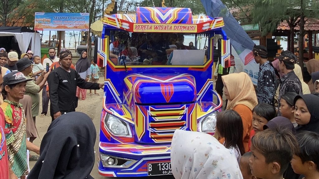 Festival Pantai Tirta Ayu: Penyerahan Kereta Wisata Pertamina dan Kesenian Lokal yang Memikat