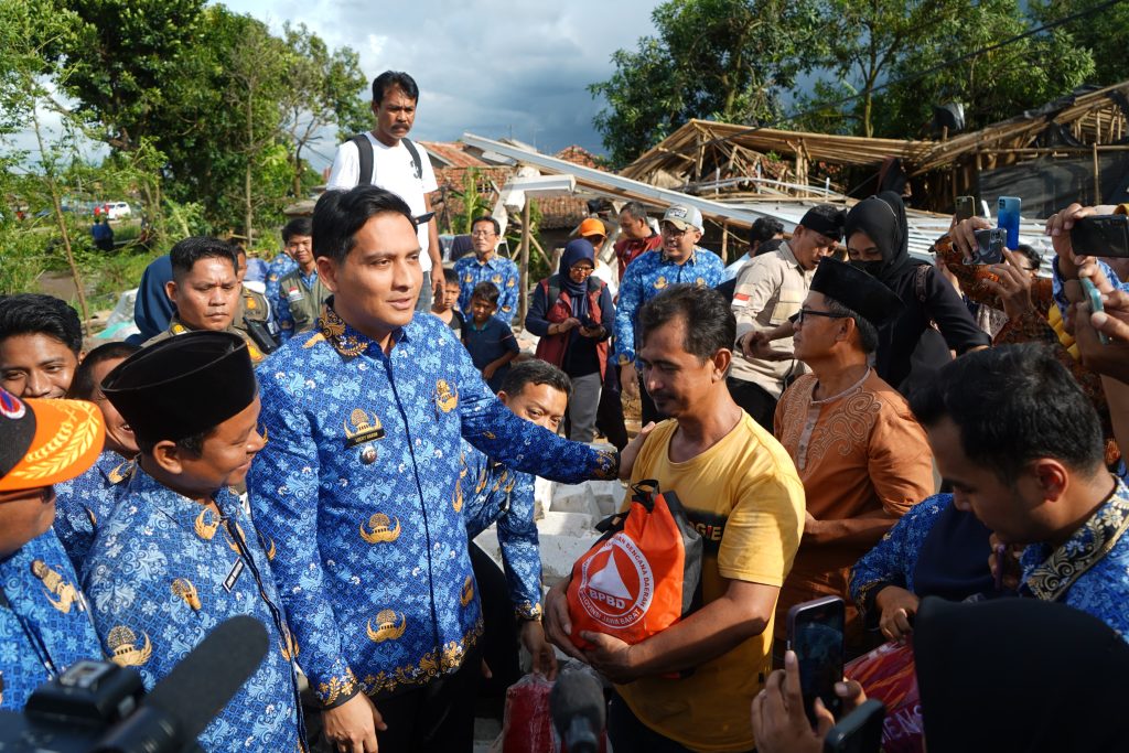 Puting Beliung Terjang Desa Bugis, Bupati Lucky Hakim Pimpin Penanganan Darurat