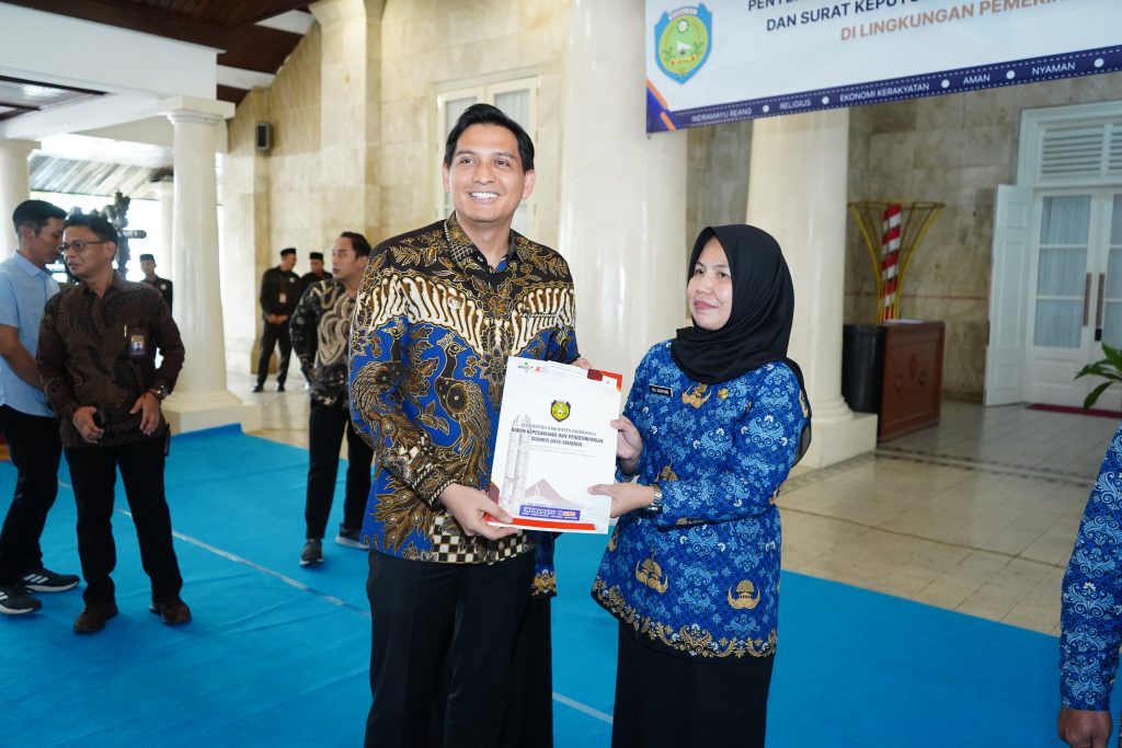 Resmi! 214 Kepala Sekolah di Indramayu Terima SK Pengangkatan dari Lucky Hakim