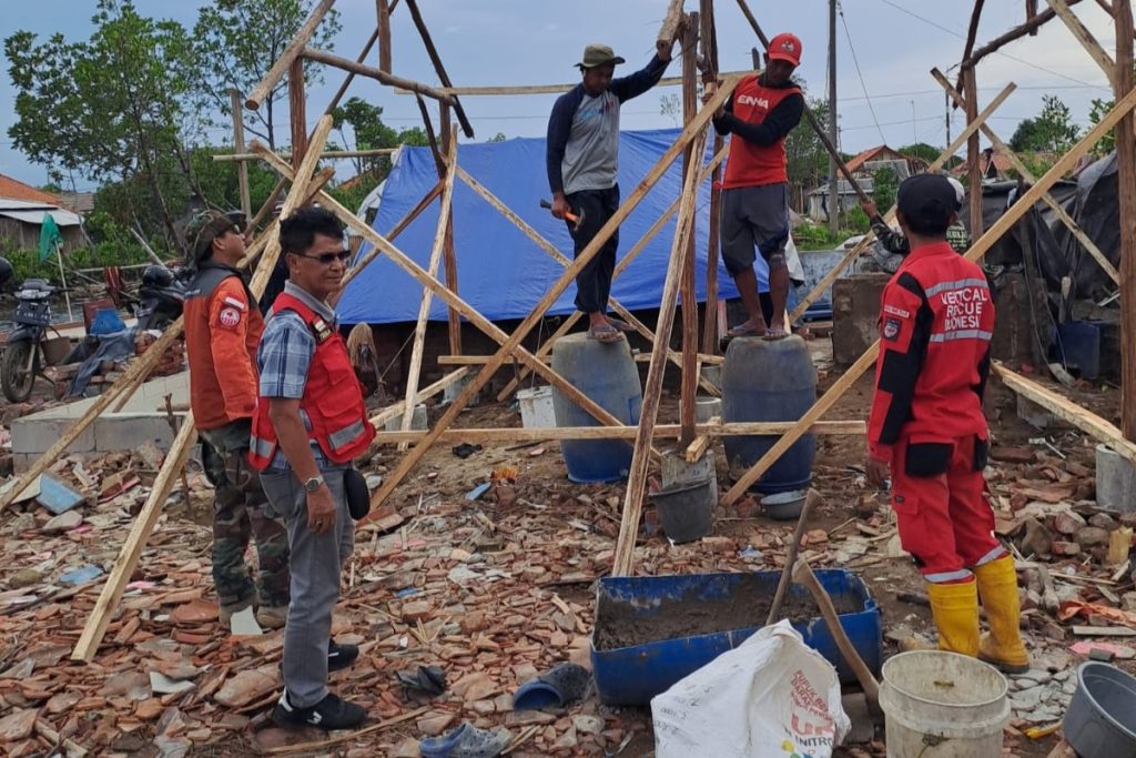Solidaritas Relawan Indramayu: Mendirikan Huntara untuk Penyintas Puting Beliung
