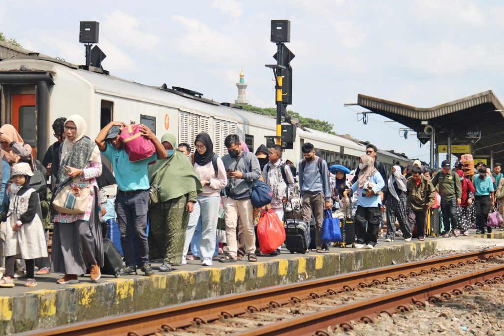 Stasiun Cirebon Dipadati Penumpang pada Arus Balik Lebaran 2025