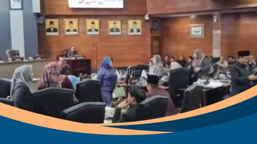 Rapat Tak Kuorum dan RPJMD Bermasalah,Fraksi PDIP Walk Out dari Paripurna Fraksi PDIP Walk Out dari Paripurna