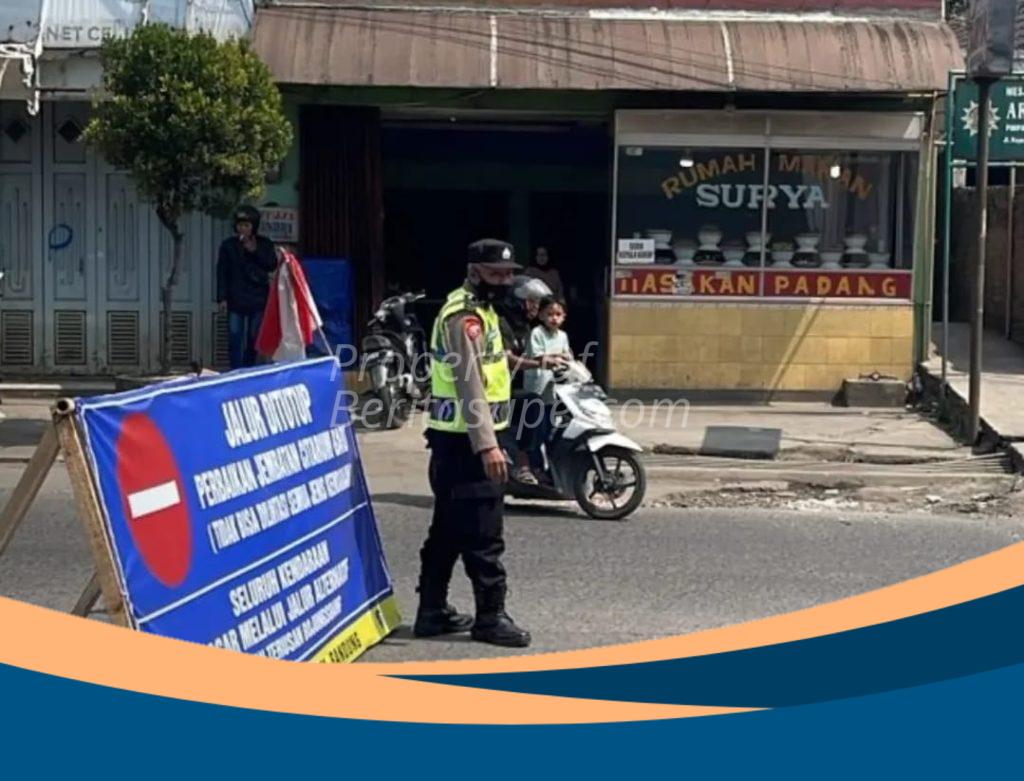 Petugas kepolisian mengatur lalu lintas di simpang Dayeuhkolot-Baleendah saat dilakukan pengalihan arus akibat penutupan jembatan