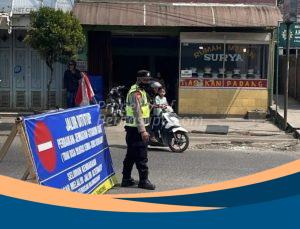 Petugas kepolisian mengatur lalu lintas di simpang Dayeuhkolot-Baleendah saat dilakukan pengalihan arus akibat penutupan jembatan