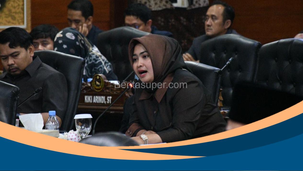 Anggi Noviah dari Fraksi PDIP memberi pernyataan di DPRD Indramayu soal surat pengosongan kantor partai oleh Pemkab.