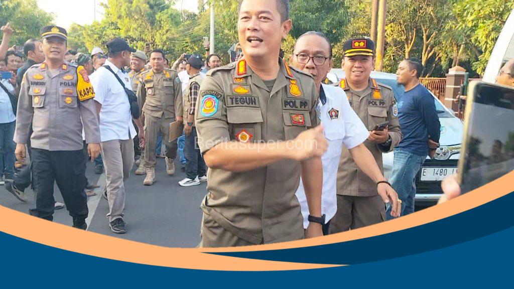 Satpol PP Diusir Halus, Wartawan Tolak Pengosongan Gedung Pers Indramayu Petugas Satpol PP meninggalkan halaman Graha Pers Indramayu usai mendapat penolakan dari wartawan yang menolak pengosongan gedung tanpa bukti kepemilikan yang jelas, Jumat (18/7/2025).