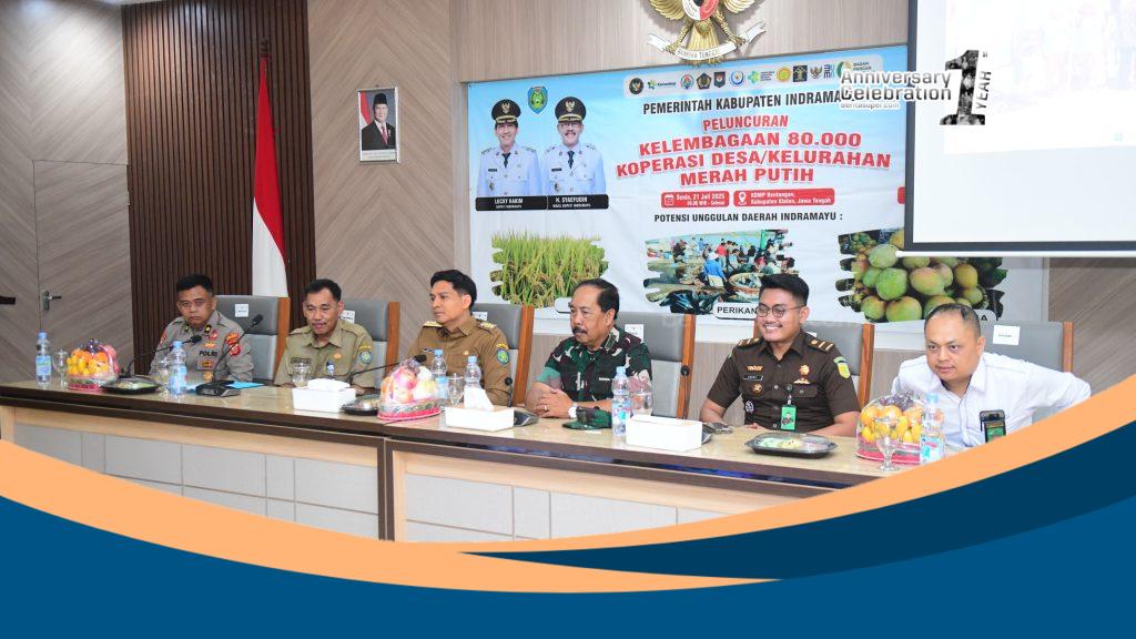 "Bupati Indramayu Lucky Hakim mengikuti peluncuran nasional Koperasi Merah Putih secara daring bersama Forkopimda di Ruang Ki Tinggil, mendukung pengembangan koperasi desa dan kelurahan untuk penguatan ekonomi rakyat."