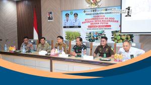 "Bupati Indramayu Lucky Hakim mengikuti peluncuran nasional Koperasi Merah Putih secara daring bersama Forkopimda di Ruang Ki Tinggil, mendukung pengembangan koperasi desa dan kelurahan untuk penguatan ekonomi rakyat."