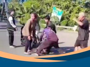 Warga membantu korban yang terjatuh akibat kecelakaan lalu lintas di Jembatan Pecuk, Indramayu.