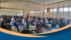 Orang tua mendampingi anaknya saat mengikuti orientasi LPK Kaina Indonesia di Gedung PGRI Sindang, Indramayu.