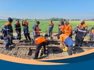 Petugas KAI mengevakuasi penumpang KA Argo Bromo Anggrek yang anjlok di Stasiun Pegaden Baru.