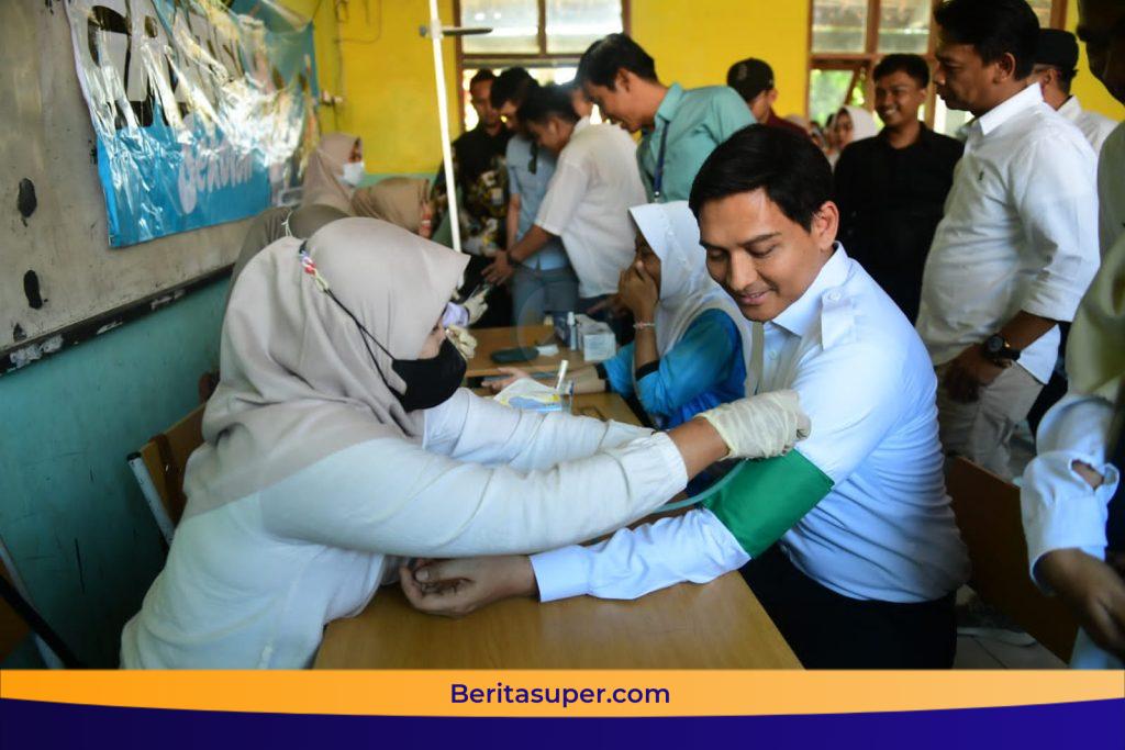 Cegah Penyakit Sejak Dini, Indramayu Gelar Cek Kesehatan Gratis untuk Pelajar Bupati Lucky Hakim ikut cek kesehatan lewat Tensi darah.