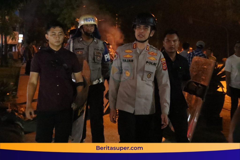 Kapolres Indramayu AKBP Mochamad Fajar Gemilang saat memberikan keterangan pers terkait aksi unjuk rasa
