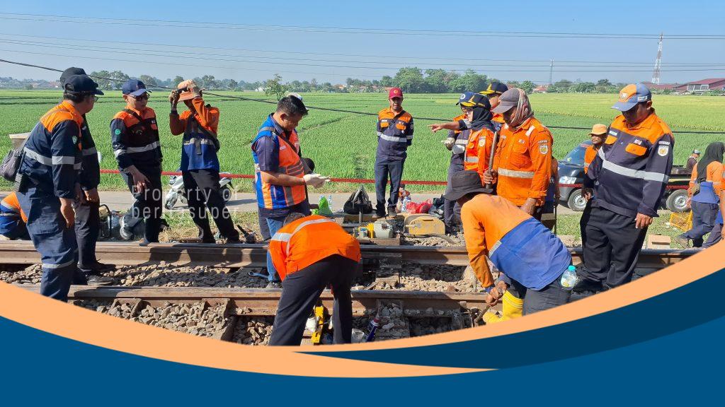 Petugas KAI mengevakuasi penumpang KA Argo Bromo Anggrek yang anjlok di Stasiun Pegaden Baru.
