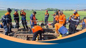 Petugas KAI mengevakuasi penumpang KA Argo Bromo Anggrek yang anjlok di Stasiun Pegaden Baru.
