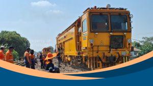 Petugas KAI mengevakuasi rangkaian KA Argo Bromo Anggrek yang anjlok di Stasiun Pegaden Baru.