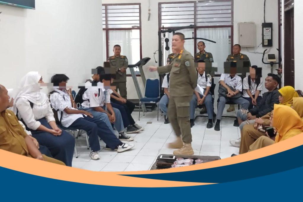 Petugas Satpol PP Indramayu mengamankan pelajar yang terjaring razia di Makam Selawe, Sindang, Senin (11/8/2025).