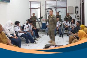 Petugas Satpol PP Indramayu mengamankan pelajar yang terjaring razia di Makam Selawe, Sindang, Senin (11/8/2025).