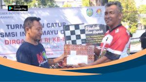 Ketua SMSI Indramayu Ihsan Mahfudz menyerahkan hadiah kepada juara 1 Turnamen Catur SMSI Cup 2025.