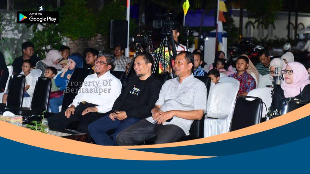 Simfoni Kemerdekaan Indramayu: Merdeka dengan Nada, Harmoni dalam Jiwa di HUT ke-80 RI Plt. Kepala Diskominfo Indramayu Caridin memberikan sambutan di acara Simfoni Kemerdekaan