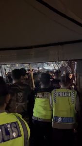 Screenshot video detik-detik keributan di luar
