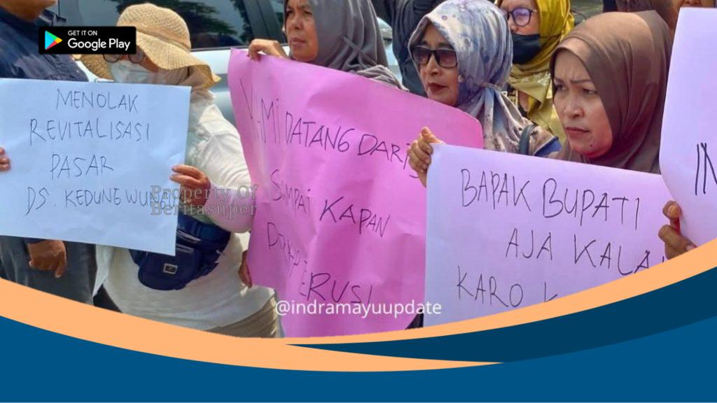 Spanduk protes pedagang Pasar Wanguk soal intimidasi kuwu Kedungwungu.