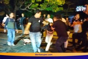 Aparat kepolisian mengamankan mahasiswa