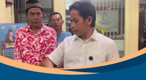 Toni RM dampingi Karja di Polres Indramayu saat pemeriksaan kasus kematian Putri Apriyani