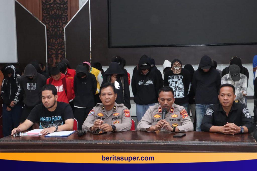 Puluhan Pelajar Dijemput Orang Tua Usai Diamankan Polisi Puluhan orang tua menjemput anak-anak mereka di Mapolres Indramayu
