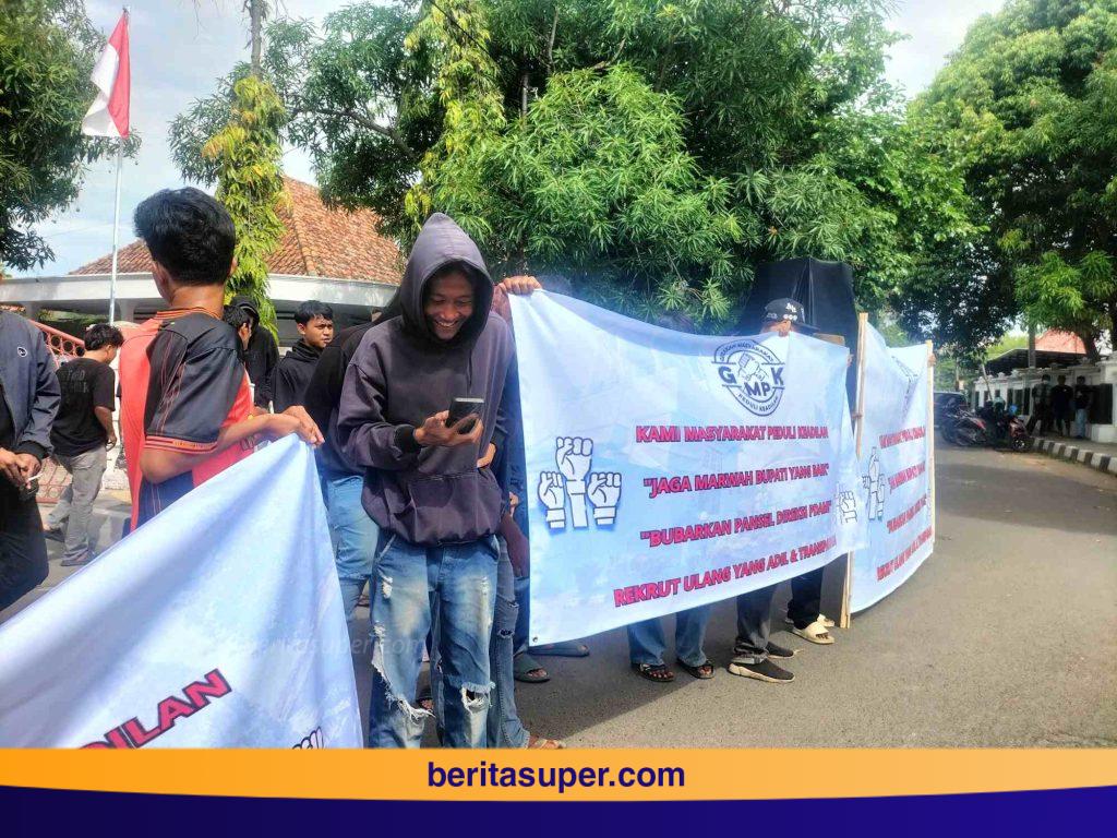 Aksi massa GMPK di pendopo Indramayu