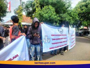 Aksi massa GMPK di pendopo Indramayu