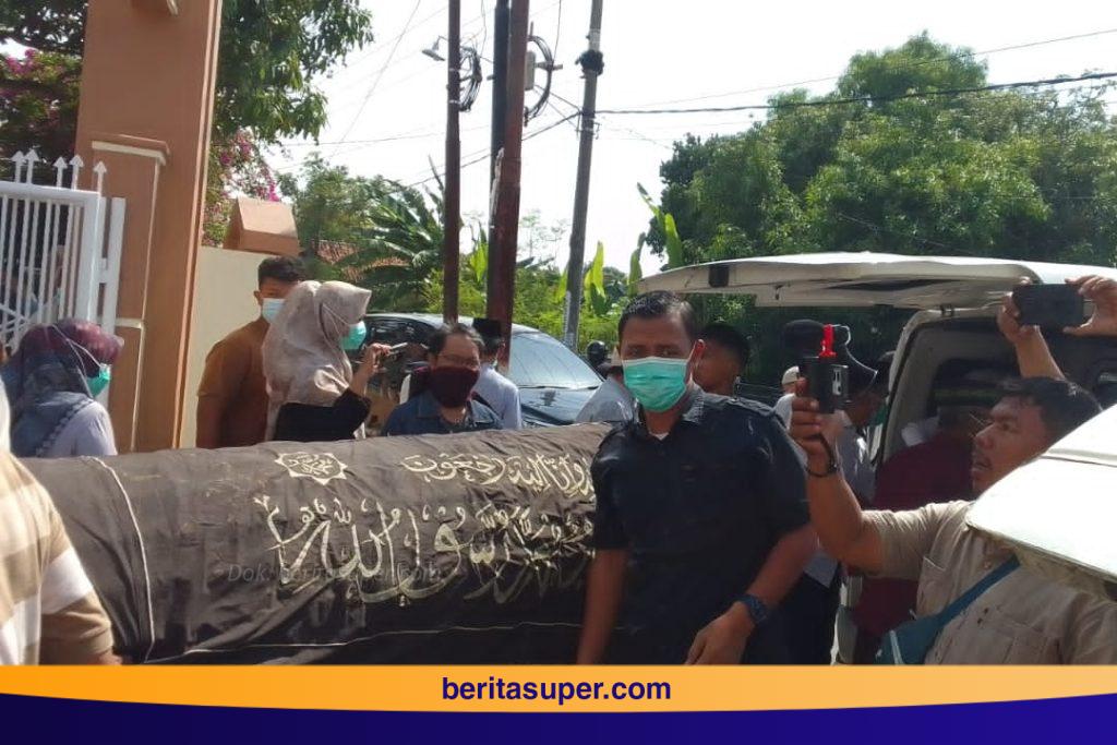 Jenazah korban satu keluarga pembunuhan Indramayu di makamkan