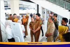 Bupati Indramayu Lucky Hakim saat mengunjungi dpmptsp Indramayu
