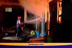Kobaran api hanguskan 4 kantin MI PUI Dermayu Indramayu