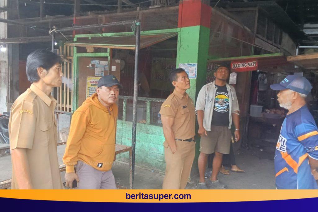 Kepala Pasar dan pedagang Pasar Baru Indramayu menunjukkan kondisi pasar yang memprihatinkan.