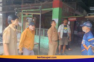 Kepala Pasar dan pedagang Pasar Baru Indramayu menunjukkan kondisi pasar yang memprihatinkan.