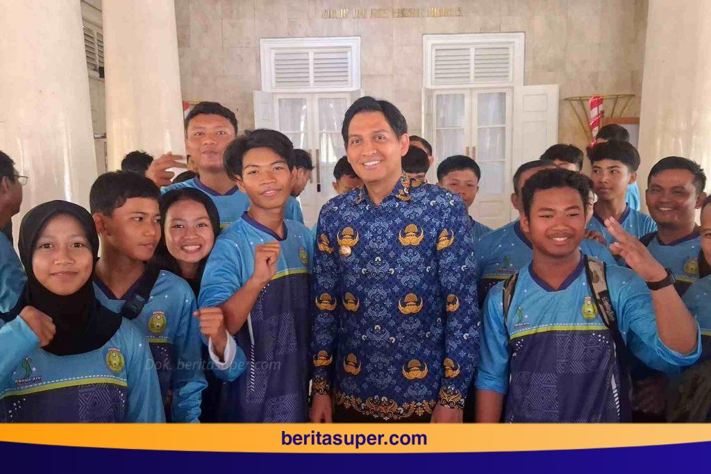Gilang dari SMK Sayid Sabiq Siap Gebrak Popda Jabar! Siswa-siswi SMK Sayid Sabiq Indramayu,berfoto dengan Bupati Indramayu Lucky Hakim