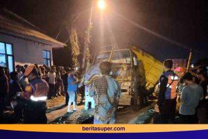 Kereta api mengalami keterlambatan akibat kecelakaan di perlintasan sebidang.