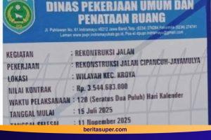 Papan proyek rekonstruksi jalan Cipancuh–Jayamulya Kecamatan Kroya, Kabupaten Indramayu yang dilaksanakan DPUPR Indramayu dengan anggaran APBD 2025.