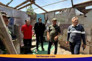 Wakil Ketua DPRD Jawa Barat Ono Surono memantau penyaluran bantuan sosial bagi korban angin puting beliung di Kecamatan Kroya, Kabupaten Indramayu.