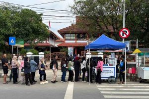 Antrian Mengular Cilok Urat Daging Kriwil