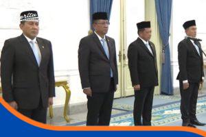 Presiden Prabowo Subianto melantik Ahmad Dofiri bersama anggota Komisi Percepatan Reformasi Polri di Istana Merdeka, Jakarta, Jumat (11/7/2025).
