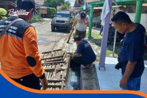 Wartawan IWO Indramayu dan warga Bojongsari membersihkan lingkungan sekretariat, membantu meringankan pekerjaan Diskimrum.