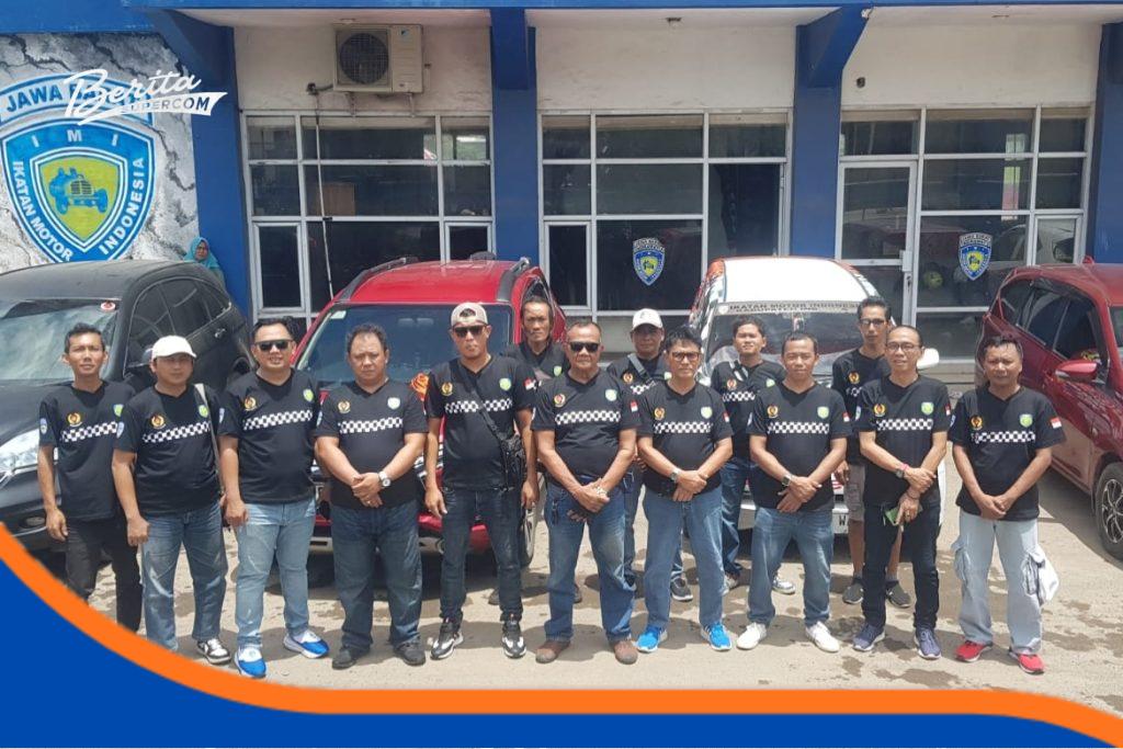 Ketua KONI Indramayu melepas kontingen balap motor IMI untuk BK Porprov XXV di depan kantor KONI.
