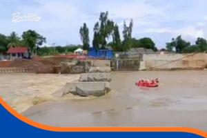 Tangkapan layar Detik-detik Perahu Mahasiswa Polindra Tergerus Air Deras
