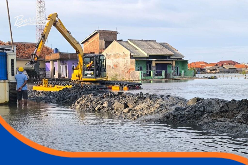 DPUPR Indramayu bergerak cepat membangun tanggul darurat di Eretan Wetan untuk mengatasi banjir rob.