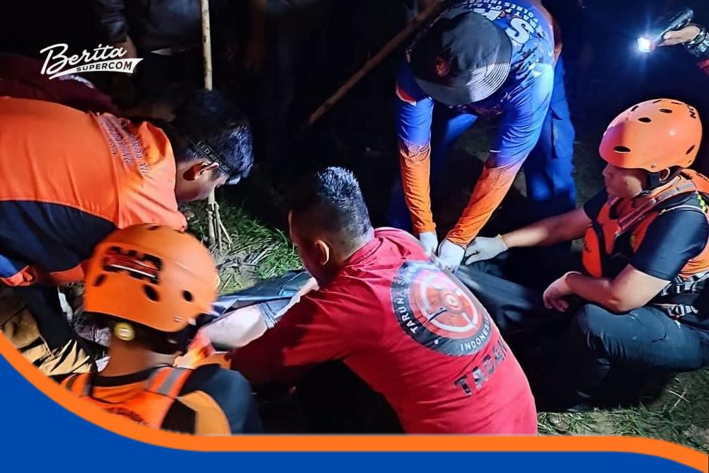 Tim SAR gabungan mengevakuasi jenazah mahasiswa Polindra yang tenggelam di Sungai Cimanuk, Indramayu.